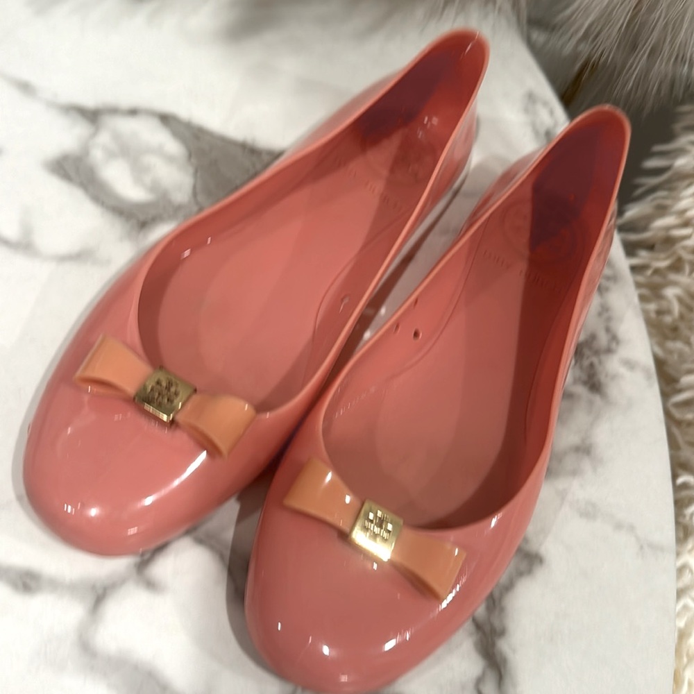 Tory Burch super cute! Rose Pink Color jelly shoes!
